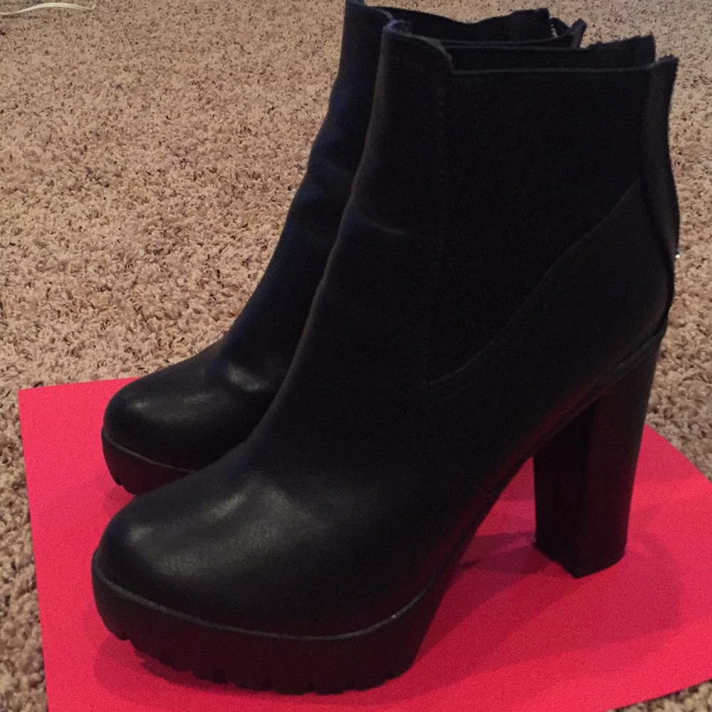 Black boots size 8 US